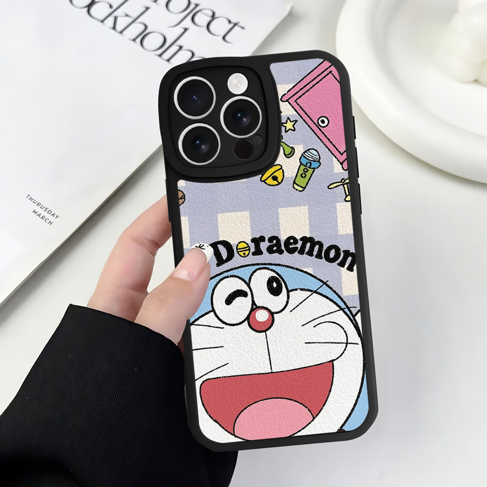 （画像用） ドラえもん Doraemon 【iPhone 16シリーズ対応】シリコンスマホケース（レザー調） 材質：シリコン